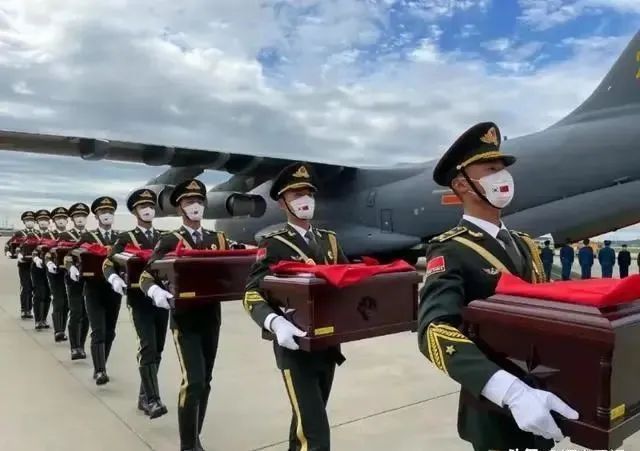 岁月不老，英雄不朽，92岁老兵千里迎志愿军烈士遗骸回国