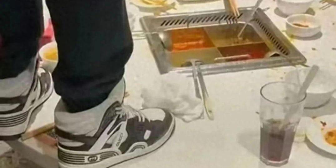 海底捞小便事件，父母判赔220万，家庭教育的缺失与社会责任感的呼唤