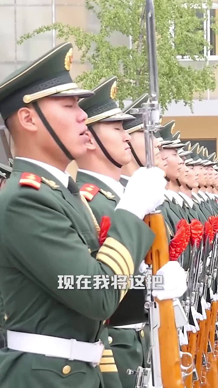 信仰的传承，仪仗兵退役时对礼宾枪的深情告白