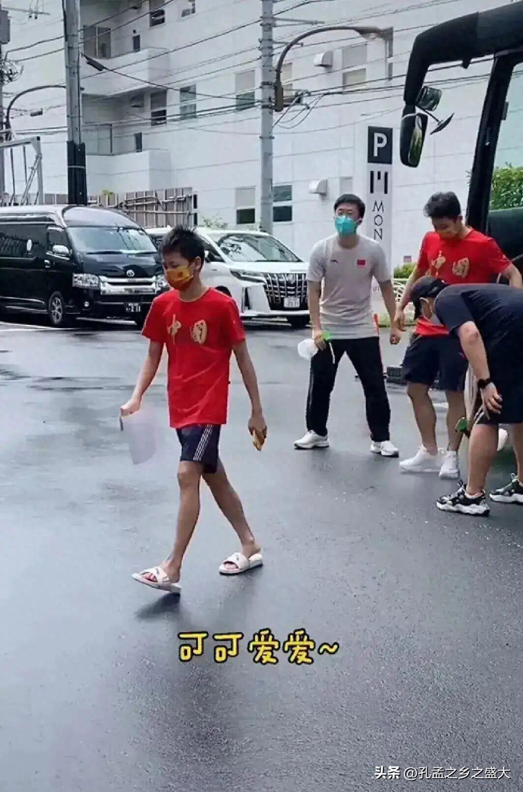 全红婵开学季，与院长苏炳添合影，共绘青春梦想蓝图