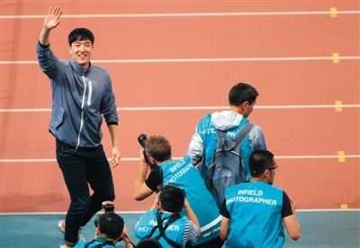 吴艳妮泪洒刘翔，跨越时空的共鸣与敬意