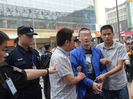 香港黄金劫案，4名嫌犯在逃，案件细节与社会影响
