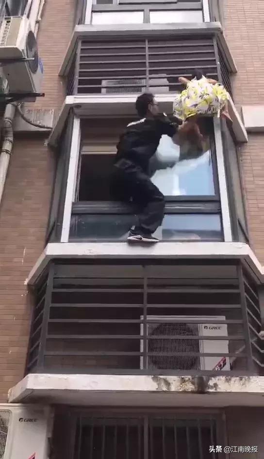 惊心动魄！20楼高空坠落女童命悬一线，业主英勇救援显大爱
