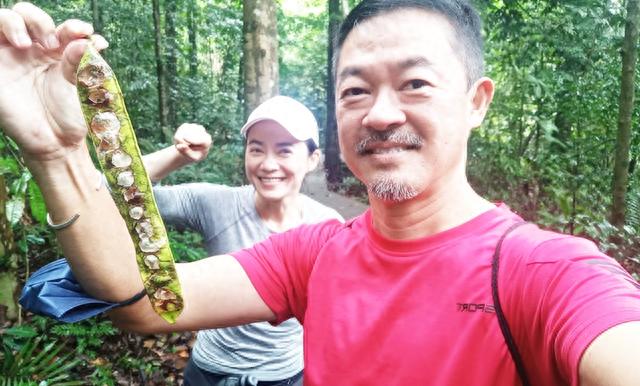广东55岁男演员家中猝逝，多日后被发现，社会关注与反思