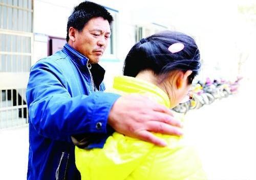 时光流转，亲情不变，男子离家多年突然回家，父母未识