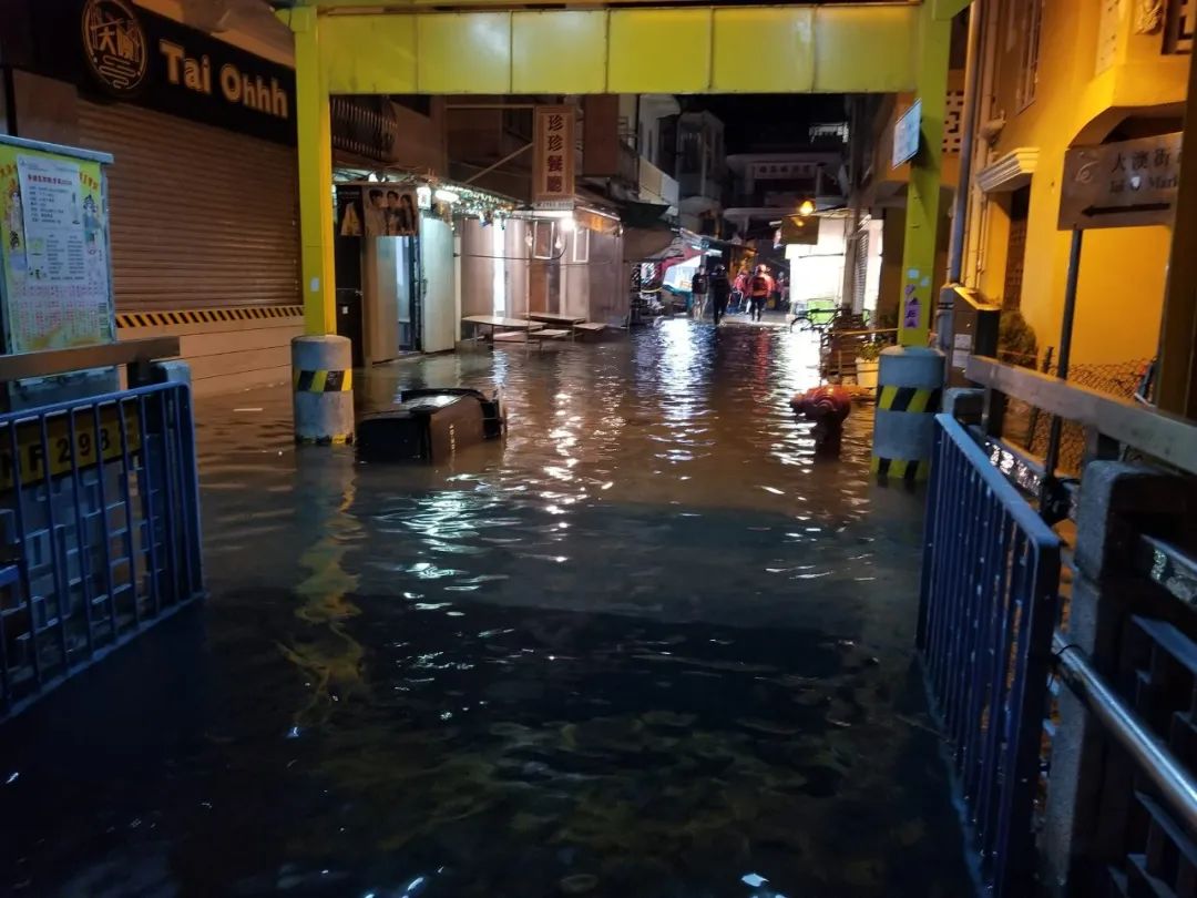 香港台风警报，海水倒灌惊现3米喷泉，市民如何应对？