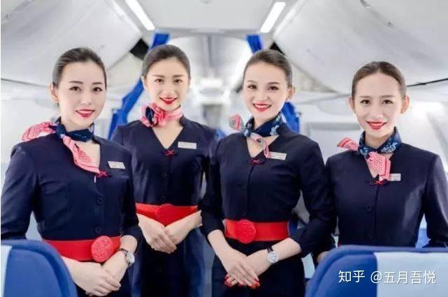 女乘务员拍肩提醒，乘客反应过激欲报警，服务与尊重的边界探讨