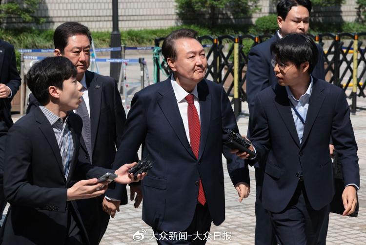 尹锡悦正装出庭，岁月痕迹下的坚持与尊严