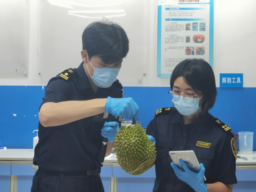 榴莲狂潮，广东夫妇机场安检10分钟狂炫7斤榴莲，网友热议