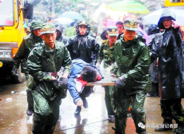 甘肃陇西地震，广东自媒体视角下的武警官兵救援行动
